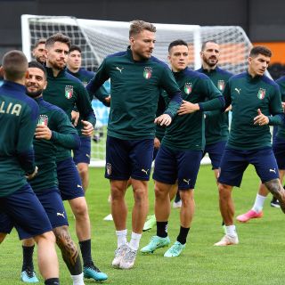 Con música de Raffaella Carrá: Así calentarán España e Italia previo a las semis de la Euro