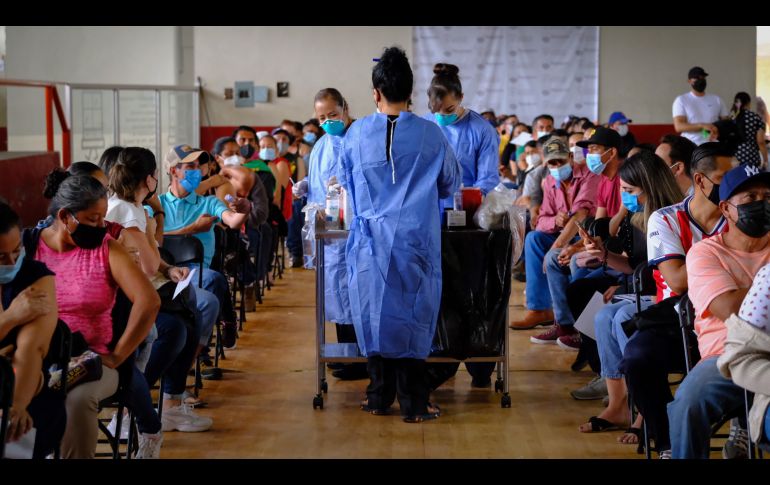 La aplicación de vacunas anti COVID-19 para adultos de 30 a 39 años inició hoy en 42 municipios de Jalisco. ESPECIAL/SSJ