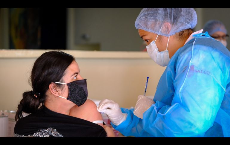 La aplicación de vacunas anti COVID-19 para adultos de 30 a 39 años inició hoy en 42 municipios de Jalisco. ESPECIAL/SSJ