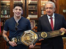 AMLO estuvo acompañado por el deportista, un directivo de la UFC y por el gobernador de Morelos, Cuauhtémoc Blanco. EFE/Presidencia De México