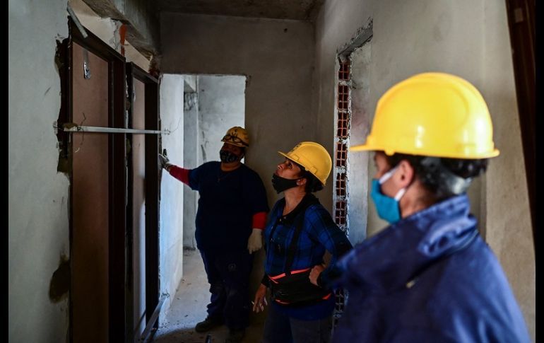 Las mujeres que deciden dedicarse a la construcción enfrentan violencia machista y desigualdad salarial. AFP/R. Schemidt