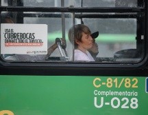 Pasajeros se trasladan hoy en un camión del transporte público. No todos portan cubrebocas o lo hacen de forma incorrecta. EL INFORMADOR/G. Gallo
