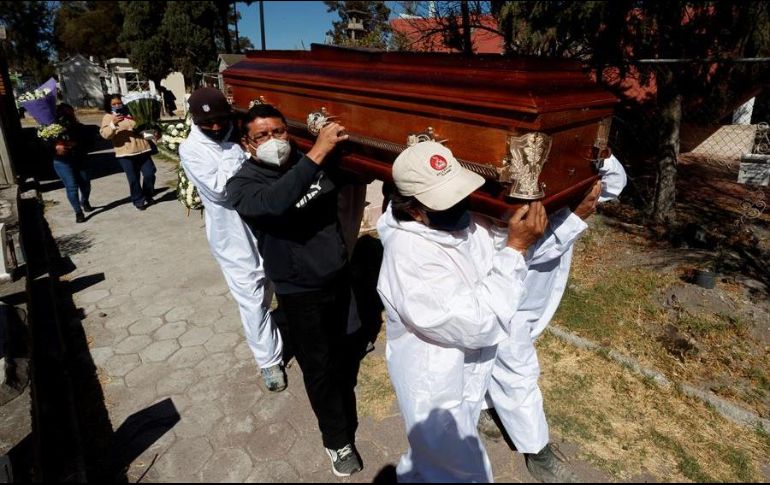 Familiares asisten al entierro de un fallecido por COVID-19 en el panteón de Tlahuac, Ciudad de México. EFE/ARCHIVO