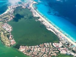 La llegada de turistas a Cancún sigue creciendo a pesar del incremento de contagios de coronavirus. AFP/ARCHIVO