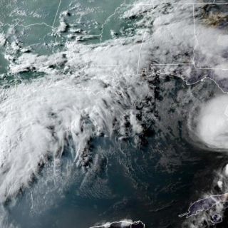 "Elsa" recobra fuerza de huracán al acercarse a Florida