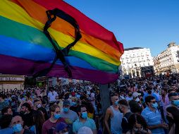 El crimen desató el lunes una gran manifestación de repulsa en Madrid, donde miles de jóvenes se congregaron con la bandera arcoíris del Orgullo, que se celebró la semana pasada, con lemas como 