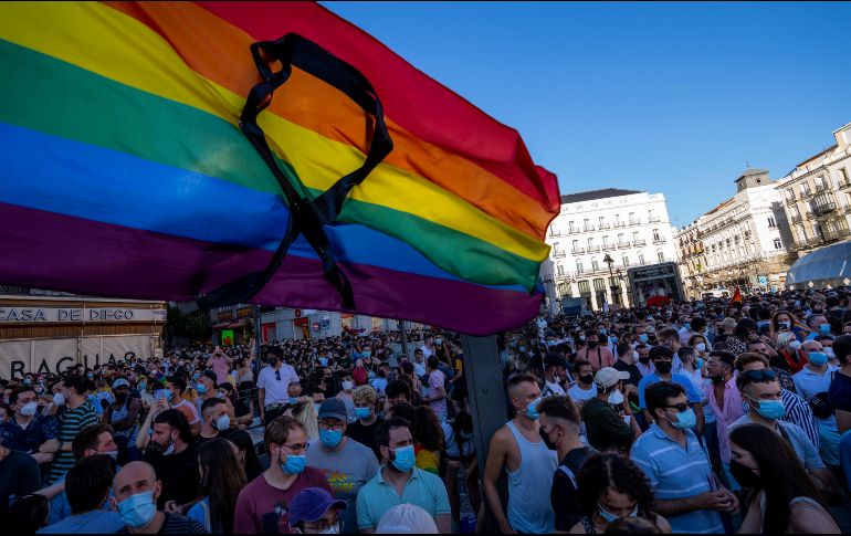 El crimen desató el lunes una gran manifestación de repulsa en Madrid, donde miles de jóvenes se congregaron con la bandera arcoíris del Orgullo, que se celebró la semana pasada, con lemas como 
