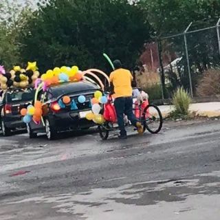 Padre adorna triciclo con globos para celebrar la graduación de su hijo en Coahuila