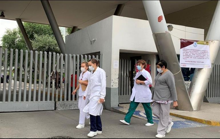 Personal médico camina en el exterior del Hospital 1 de Octubre en la Ciudad de México. EFE/J. Pazos
