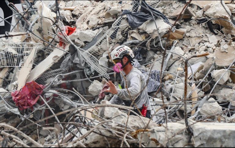Un rescatista labora este miércoles entre los escombros del edificio derrumbado en Surfside, cerca de Miami. AP/Miami Herald/A. Diaz