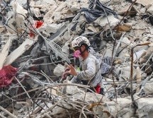 Un rescatista labora este miércoles entre los escombros del edificio derrumbado en Surfside, cerca de Miami. AP/Miami Herald/A. Diaz