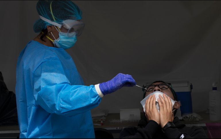 Una doctora toma hoy una muestra para una prueba de COVID-19 en Ciudad de México. AP/M. Ugarte