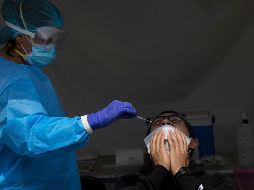 Se reportan 129 mil 468 casos activos de COVID-19 en el país. AP/ARCHIVO