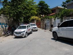Unidades policiales salen de la casa del asesinado presidente de Haití, Jovenel Moise, en Puerto Príncipe. EFE/J. Herve