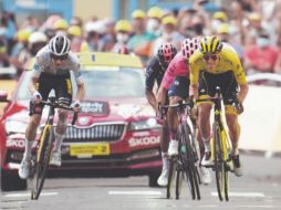 AGUERRIDO. Tadej Pogacar (der.) no pudo seguirle el ritmo al danés Jonas Vingegaard (izq.) en la etapa de ayer. AP/ C.ENA