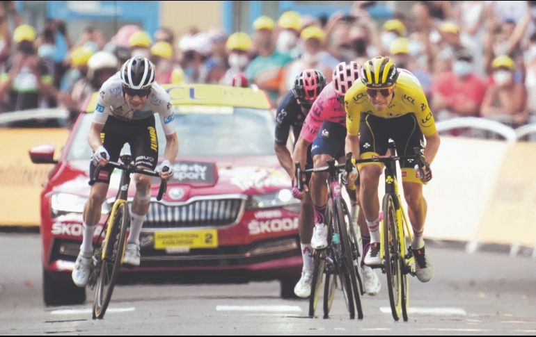 AGUERRIDO. Tadej Pogacar (der.) no pudo seguirle el ritmo al danés Jonas Vingegaard (izq.) en la etapa de ayer. AP/ C.ENA