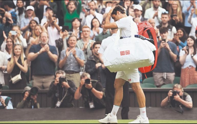 ¿DESPEDIDA?. El suizo, ocho veces campeón en Wimbledon, aún no piensa en el retiro, pero quizá no vuelga a jugar en la Catedral. AFP/ G.KIRK
