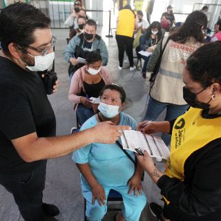 Da su tiempo como voluntario en macrocentro de vacunación