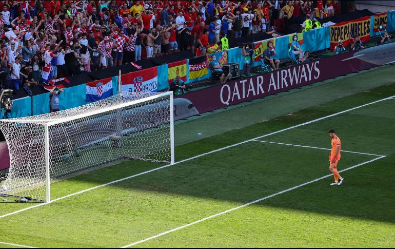 AUTOGOL. Unai Simón recogiendo el balón, luego del autogol hecho por Pedri. AFP