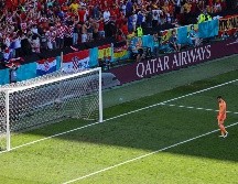 AUTOGOL. Unai Simón recogiendo el balón, luego del autogol hecho por Pedri. AFP