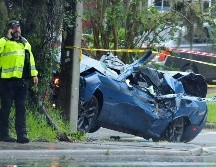 DESASTRE. Así quedó un automóvil, luego que un árbol le cayera encima. AP