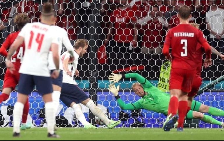 El portero danés Kasper Schmeichel fue perturbado con un láser en un cobro de penalti de Inglaterra. REUTERS