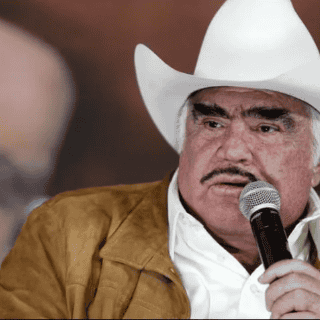 Vicente Fernández reaparece tras ser hospitalizado