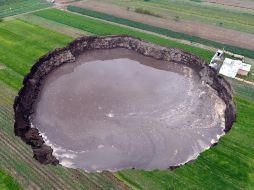La extracción intensiva de agua, sequías, erosión de los suelos y fuertes lluvias contribuyeron a la formación del fenómeno. EFE/H. Ríos