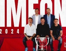 El entrenador del Atlético de Madrid, Diego Pablo Simeone (c), acompañado por su cuerpo técnico, posa junto al título de Liga cosechado en la temporada 2020/2021. EFE/atleticodemadrid.com