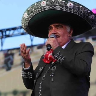 Vicente Fernández está estable; pasará una noche más en el hospital