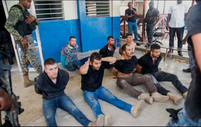 Autoridades presentaron a los detenidos por presuntamente participar en el asesinato de Moise, en la Dirección General de la policía en Puerto Príncipe. AP/J. Hervé