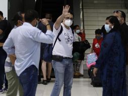 El editor del periódico salvadoreño El Faro, el periodista mexicano Daniel Lizárraga (c), se despide antes de abordar en el aeropuerto internacional 