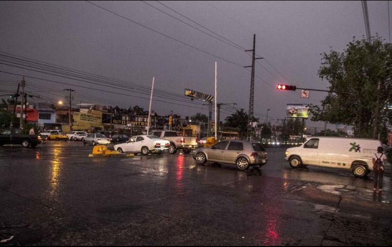 Las principales arterias del AMG sufrieron congestionamientos viales en cuestión de minutos debido a la altura de los niveles del agua. EL INFORMADOR/ARCHIVO