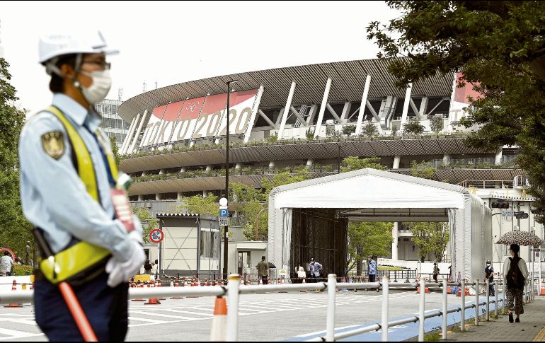 DESIERTO. Escenarios como el Estadio Nacional de Tokio lucirán con las tribunas vacías; el nuevo estado de emergencia en la capital estará vigente hasta el 22 de agosto. AP • S. Kita