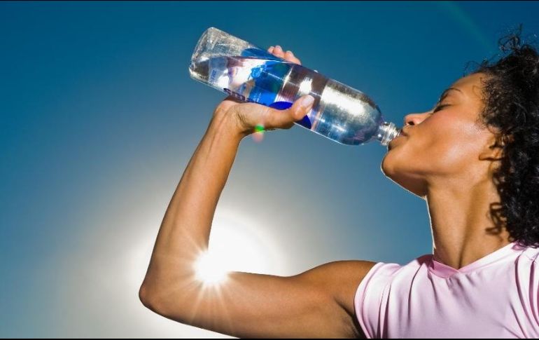 Mantener el balance de agua en nuestro cuerpo es fundamental para nuestra salud. GETTY IMAGES