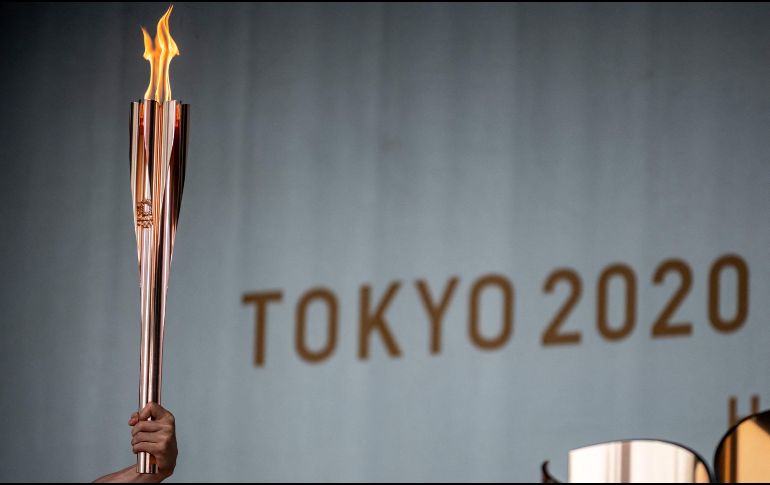 El relevo de la antorcha olímpica quedó relegado a pequeñas ceremonias de encendido de la llama sin espectadores, después de que se prohibiera el acto en las calles de varios departamentos y en Tokio. AFP / F. Fong