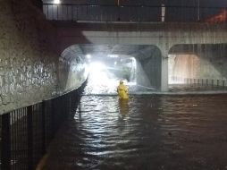 Se reportó que en el paso a desnivel de Washington y 8 de Julio, el agua alcanzó una altura de casi dos metros. ESPECIAL /