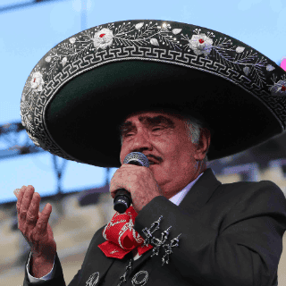 Vicente Fernández sale del hospital tras infección