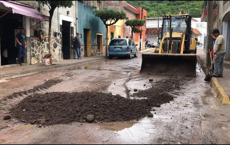 Los trabajos de desazolve continuarán hoy en Acatlán de Juárez con apoyo de maquinaria pesada. ESPECIAL/Gobierno de Jalisco