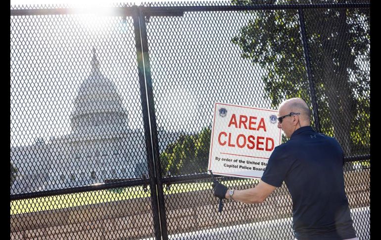 En medio de una gran expectación, un miembro de la Policía del Capitolio descolgó de una de las vallas un cartel blanco que avisaba con letras en rojo 