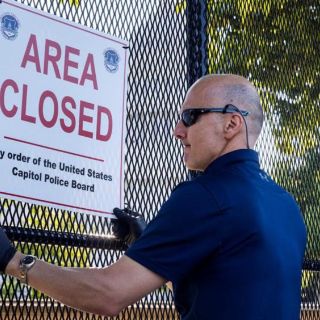 Comienzan a retirar la valla del Capitolio de EU seis meses después de asalto