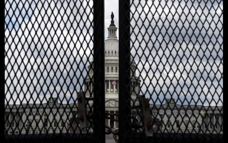 En medio de una gran expectación, un miembro de la Policía del Capitolio descolgó de una de las vallas un cartel blanco que avisaba con letras en rojo 