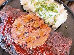 Costillas BBQ. Son ahumadas por cuatro horas y servidas con gran sabor y aroma. ESPECIAL