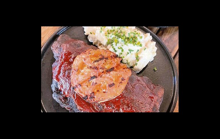 Costillas BBQ. Son ahumadas por cuatro horas y servidas con gran sabor y aroma. ESPECIAL