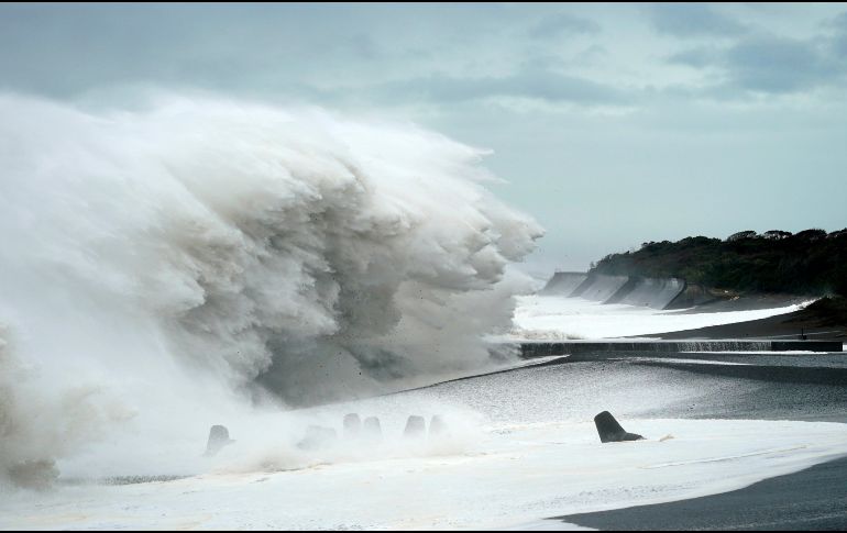 Algunos ven más que una simple ola. EFE / ARCHIVO