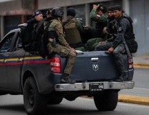 Funcionarios de las Fuerzas de Acciones Especiales (FAES) de la Policía Nacional Bolivariana viajan en una patrulla para entrar al barrio Cota 905 en Caracas, donde se desarrolló el tiroteo. EFE/R. Peña