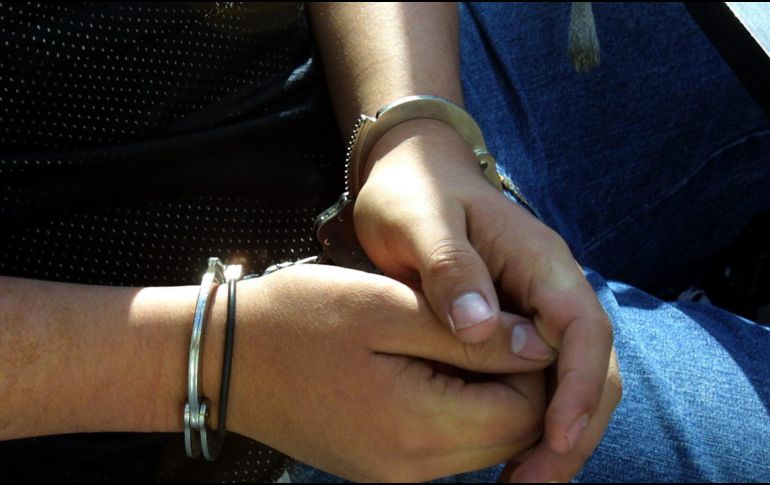 A los responsables se les encontró un arma de fuego con nueve cartuchos útiles, una navaja y la cantidad de dinero referida por la afectada.  EL INFORMADOR/ARCHIVO