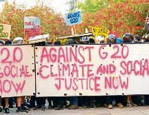 Mientras se llevaba a cabo la reunión en la que se definió que las multinacionales paguen un impuesto global de 15% de sus ganancias, las personas aprovecharon para manifestarse contra el G20. EFE/A. Merola
