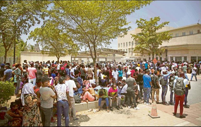 Cientos de haitianos se reunieron en la embajada de EU, en Puerto Príncipe, en busca de ayuda. AP/J. Odelyn