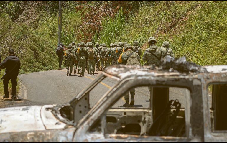 Militares resguardan carreteras debido a la violencia desatada en las comunidades de Pantelhó y Chenalhó. EFE/C. López